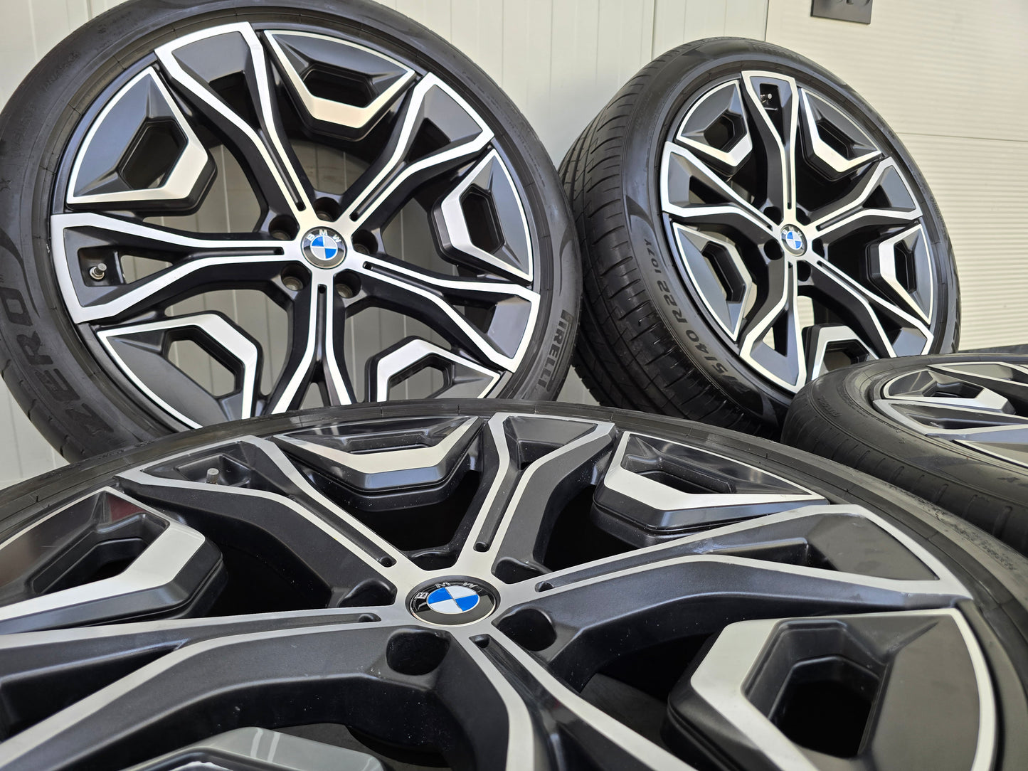 BMW iX 1021M 22 inch velgen zomerbanden Pirelli M Sport OEM