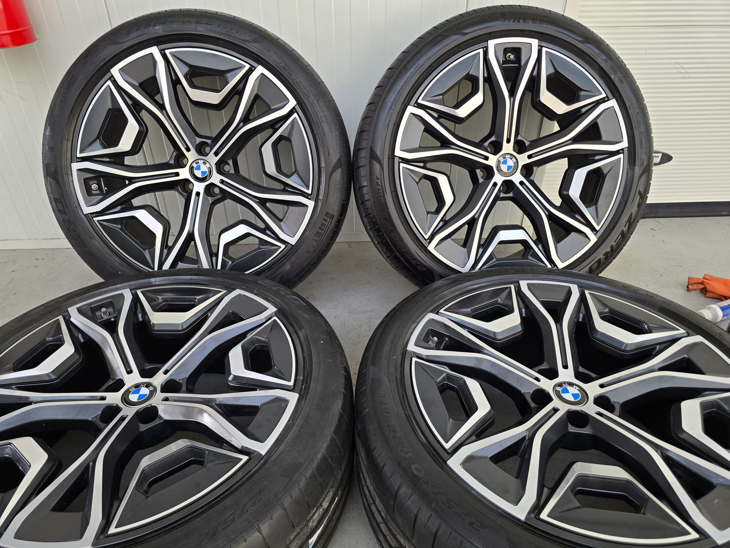 BMW iX 1021M 22 inch velgen zomerbanden Pirelli M Sport OEM