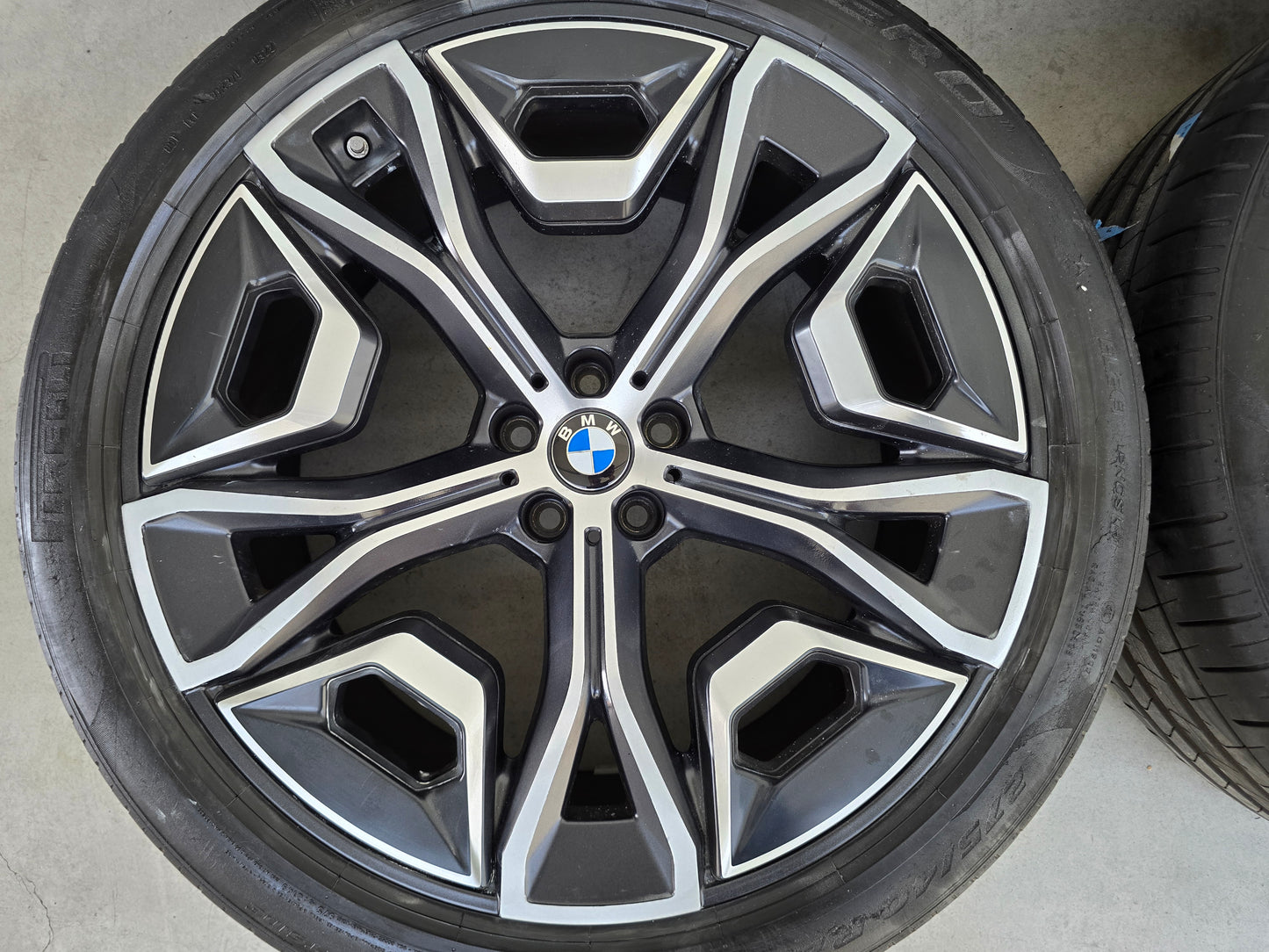 BMW iX 1021M 22 inch velgen zomerbanden Pirelli M Sport OEM