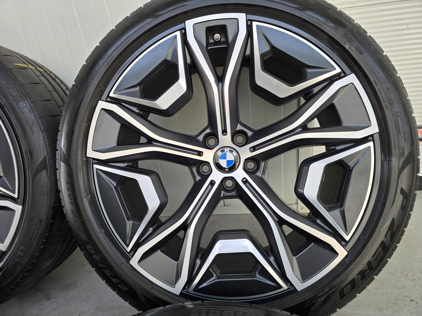 BMW iX 1021M 22 inch velgen zomerbanden Pirelli M Sport OEM