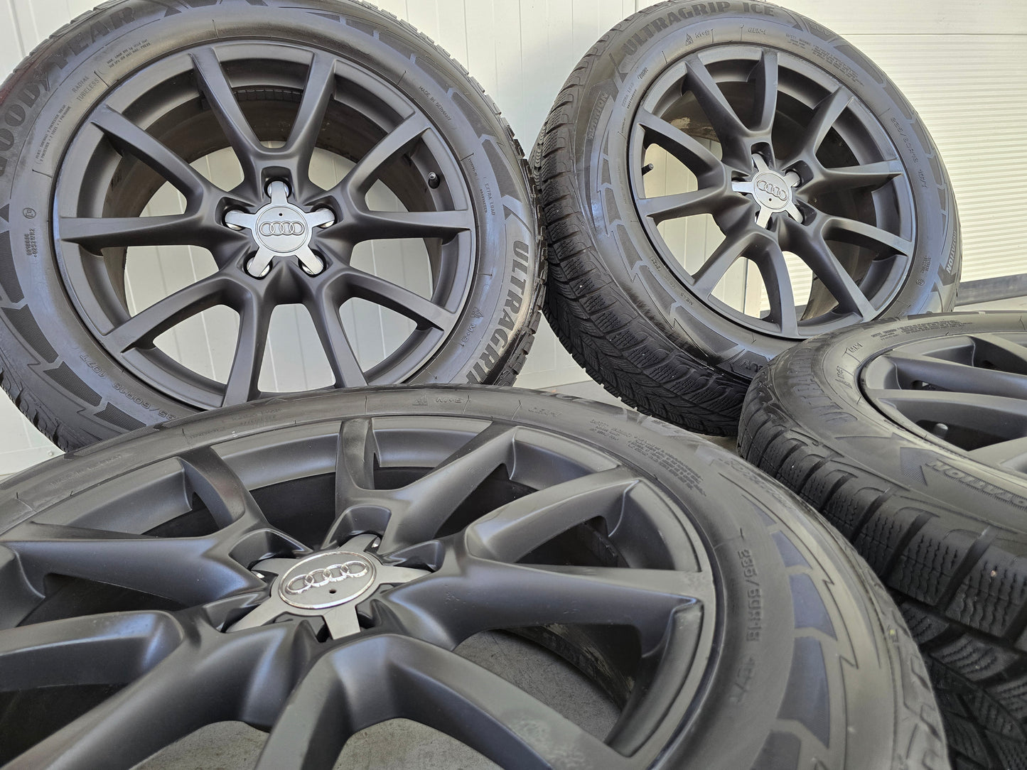 Audi Q5 18 inch originele velgen winterbanden satin black