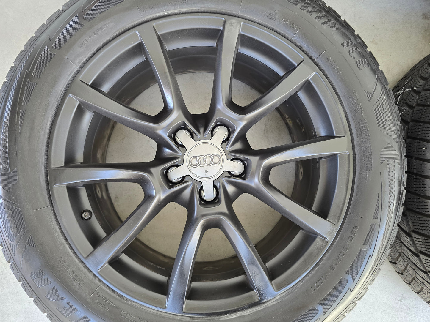 Audi Q5 18 inch originele velgen winterbanden satin black