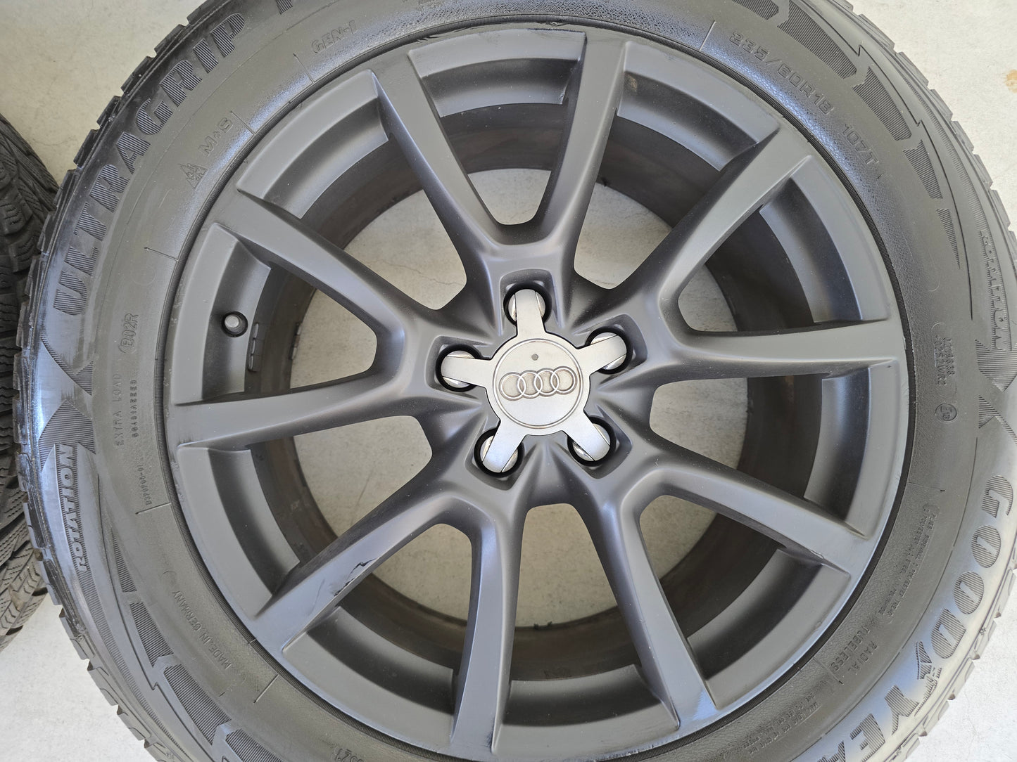 Audi Q5 18 inch originele velgen winterbanden satin black