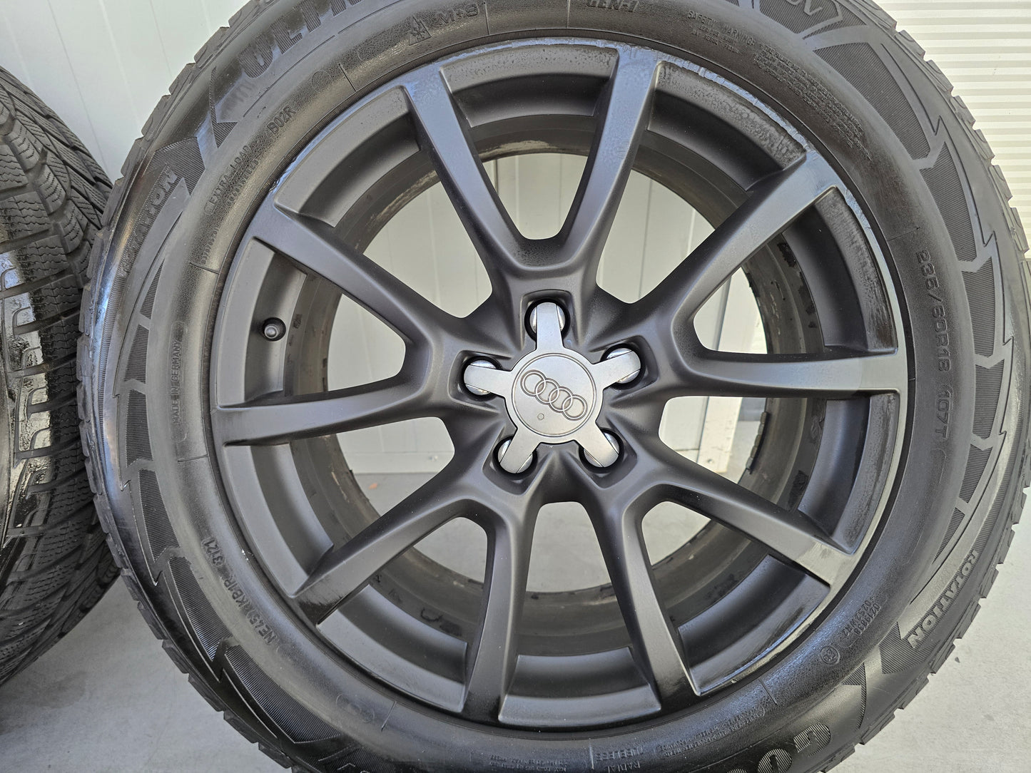 Audi Q5 18 inch originele velgen winterbanden satin black