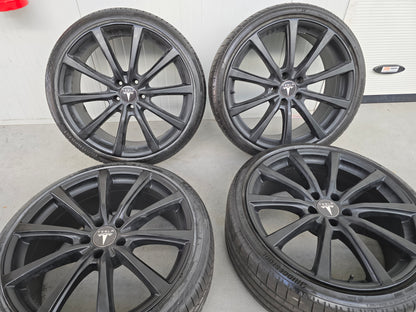 Tesla Model S 21 inch zomerbanden Matt Black velgen TPMS