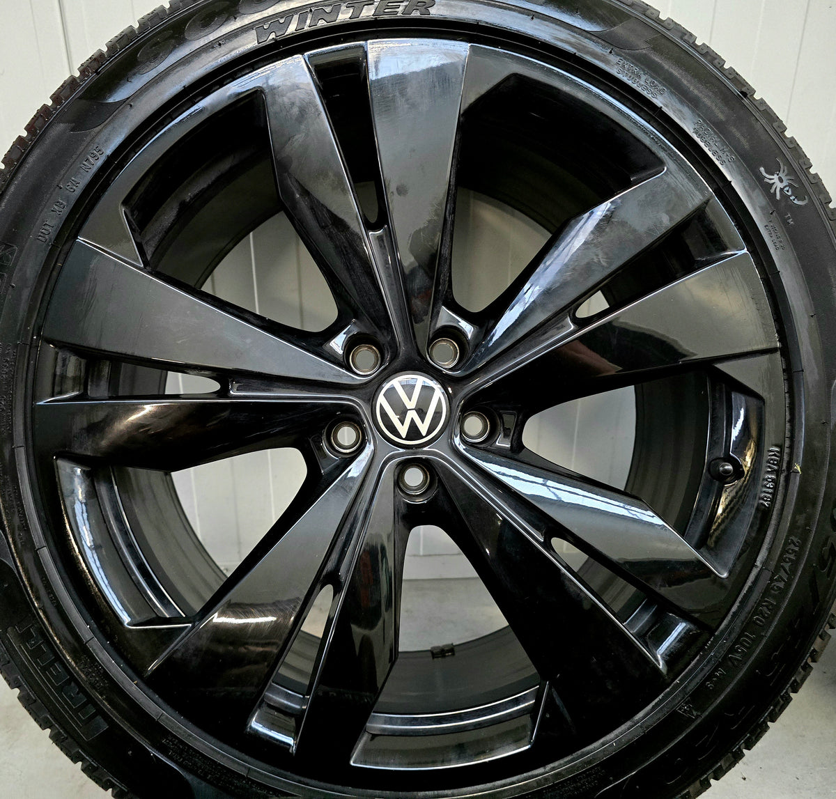 VW ID4 ID5 ID6 ID Buzz 20 inch velgen winterbanden black