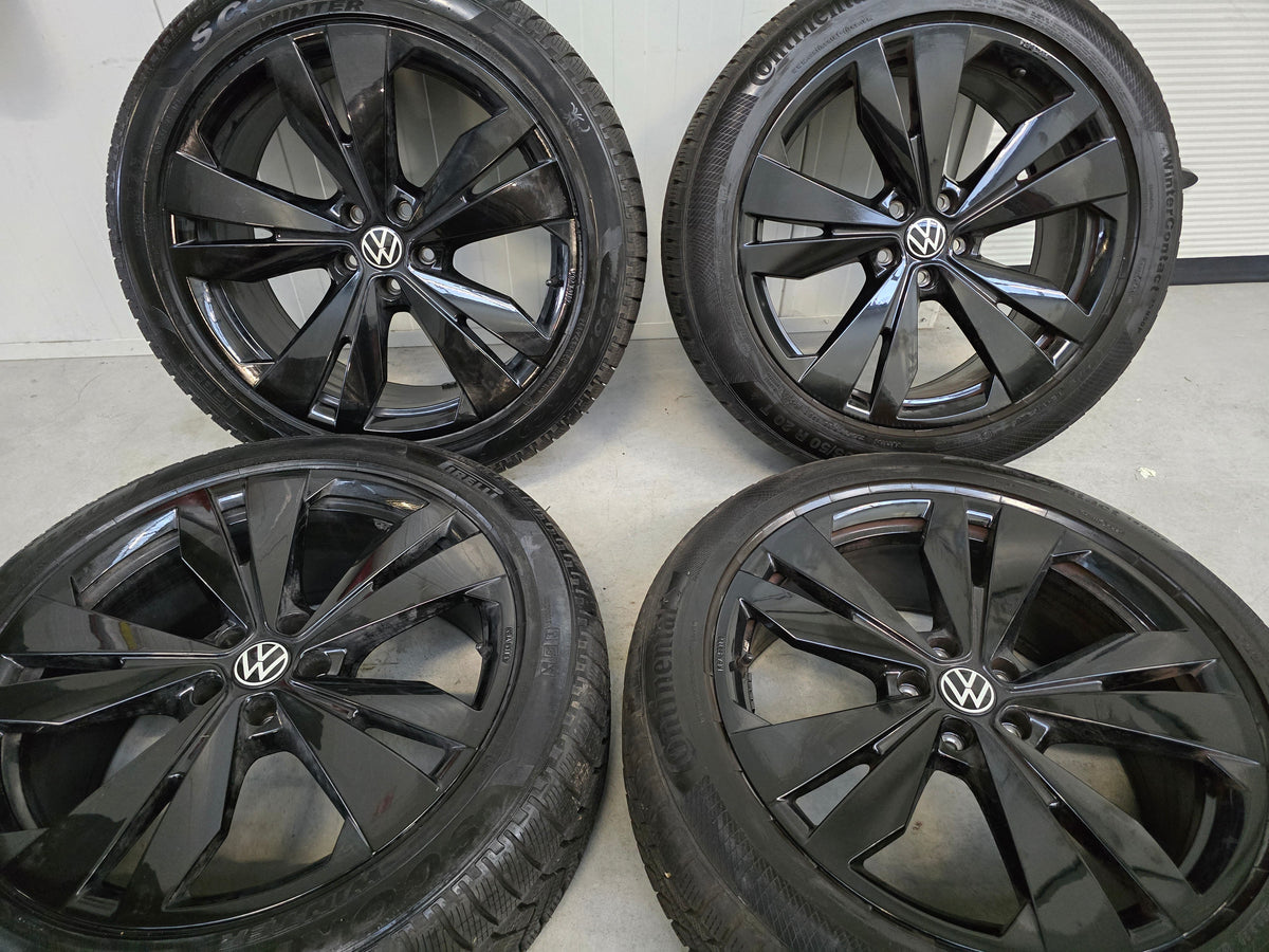 VW ID4 ID5 ID6 ID Buzz 20 inch velgen winterbanden black