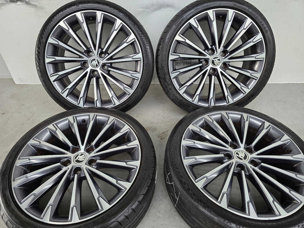 Skoda Octavia RS 19 inch zomerbanden velgen OEM Audi A3 VW Golf Seat Leon