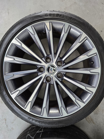 Skoda Octavia RS 19 inch zomerbanden velgen OEM Audi A3 VW Golf Seat Leon