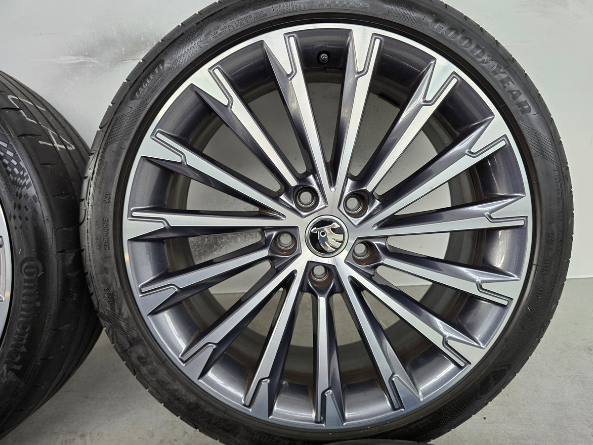 Skoda Octavia RS 19 inch zomerbanden velgen OEM Audi A3 VW Golf Seat Leon